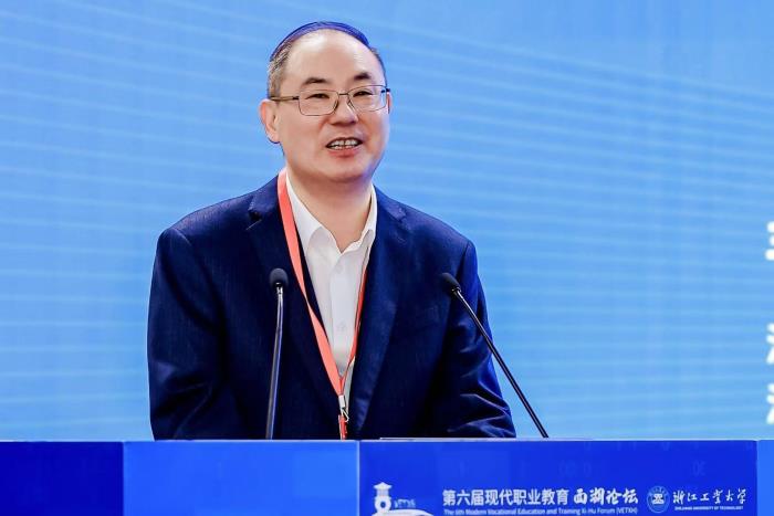 8.浙江工业大学教育学院院长、浙江省职业教育发展研究院执行院长吴向明作会议总结.jpg 8.浙江工业大学教育学院院长、浙江省职业教育发展研究院执行院长吴向明作会议总结.jpg